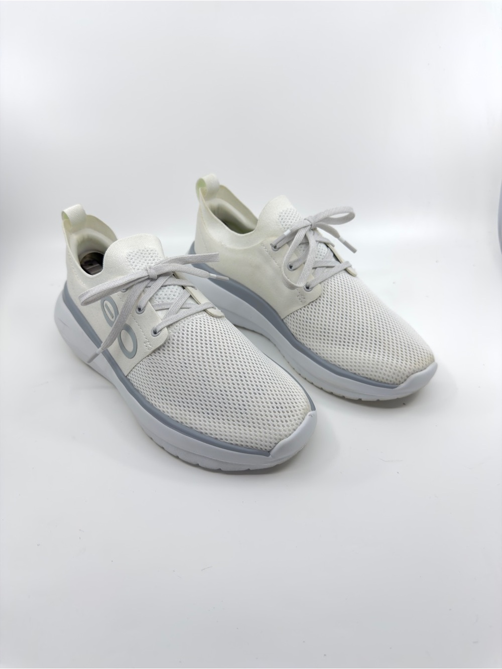 OOFOS OOmy Stride sneakers feature a breathable mesh uppers. Color white SZ 7.5